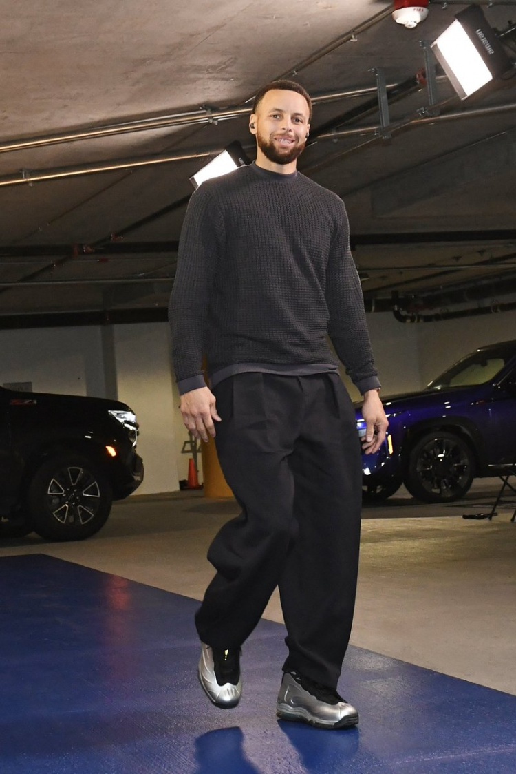 世界杯手机观看-致敬马刺名宿！库里今日入场上脚邓肯经典Nike“钢铁”球鞋