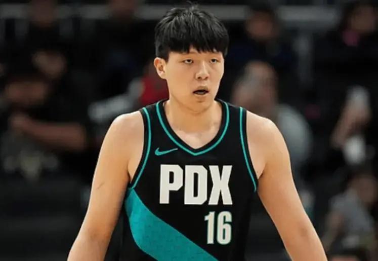 世界杯下载指南-杨瀚森又去发展联盟虐菜了！半场出手3次就轰10+10，统治力太强！