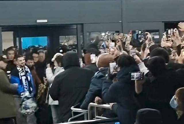 世界杯官方平台-不愧足球城！大连球迷零下10度接机斯坦丘：中超最伟大外援！